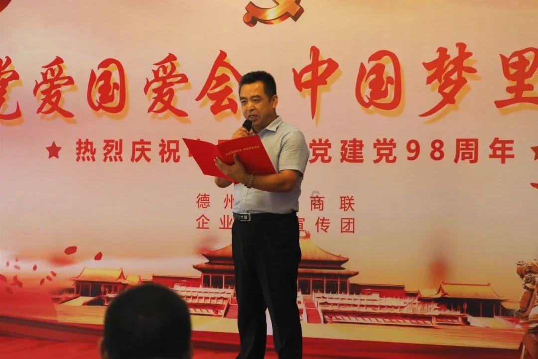 刘晓庆同框周海媚，妆容浮夸硬要扮嫩，自然老去不好吗？游戏画面