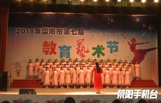 狍子雪地被困,被当地养殖户解救后呆在原地,久久不肯离去